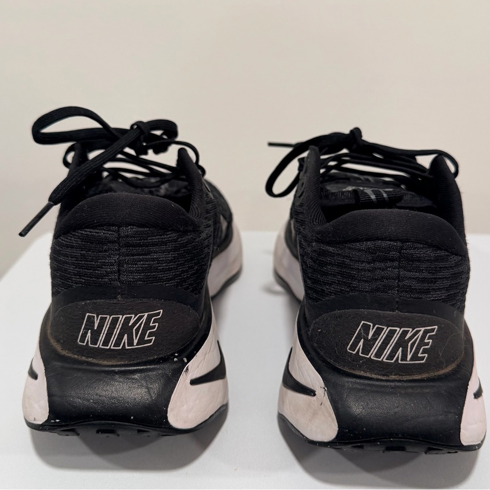 Nike Black and White Running Shoes - Picture 4 of 6
